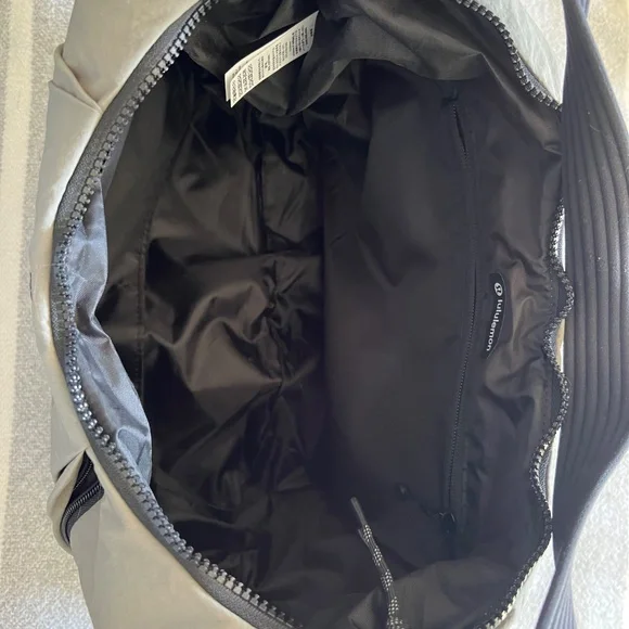 Lululemon slouchy sling bag 10L - Picture 2 of 4